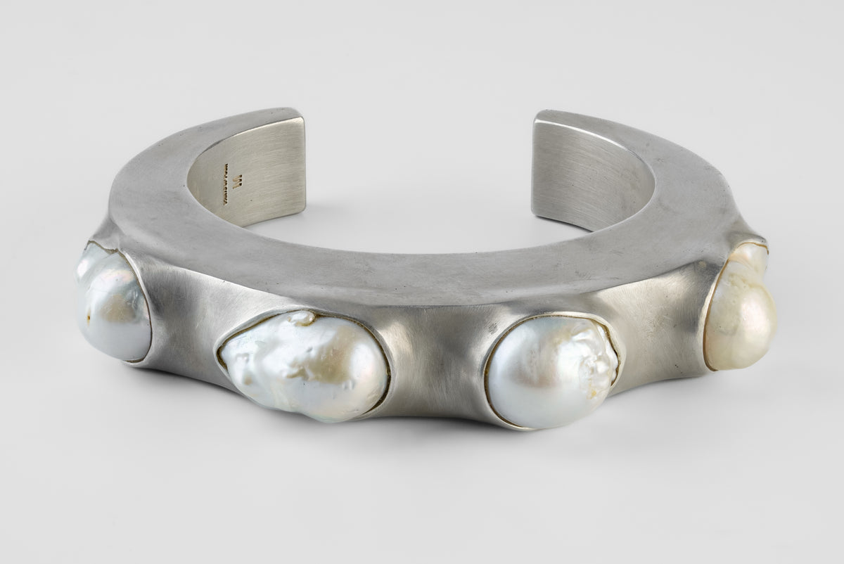 Crescent Bracelet (Terrestrial Surfaced, White Pearl, 15mm, AS+MA+