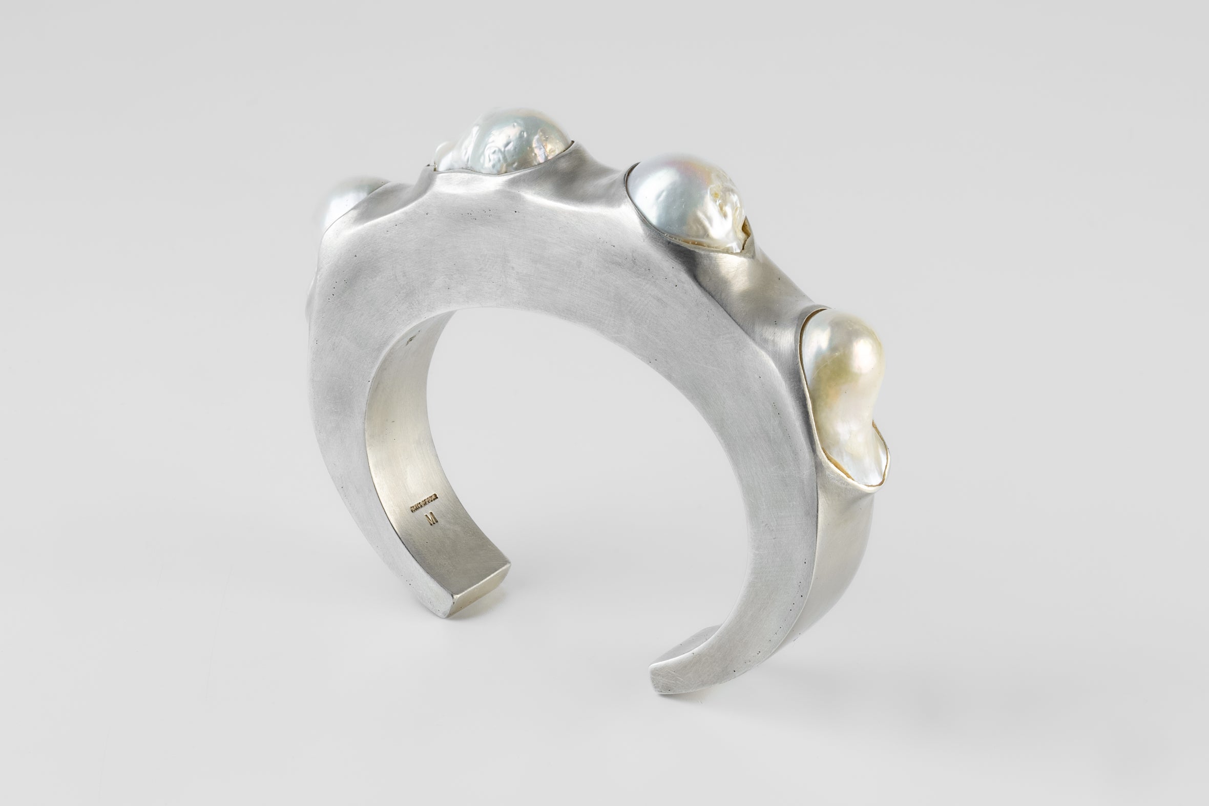 Crescent Bracelet (Terrestrial Surfaced, White Pearl, 15mm, AS+MA+