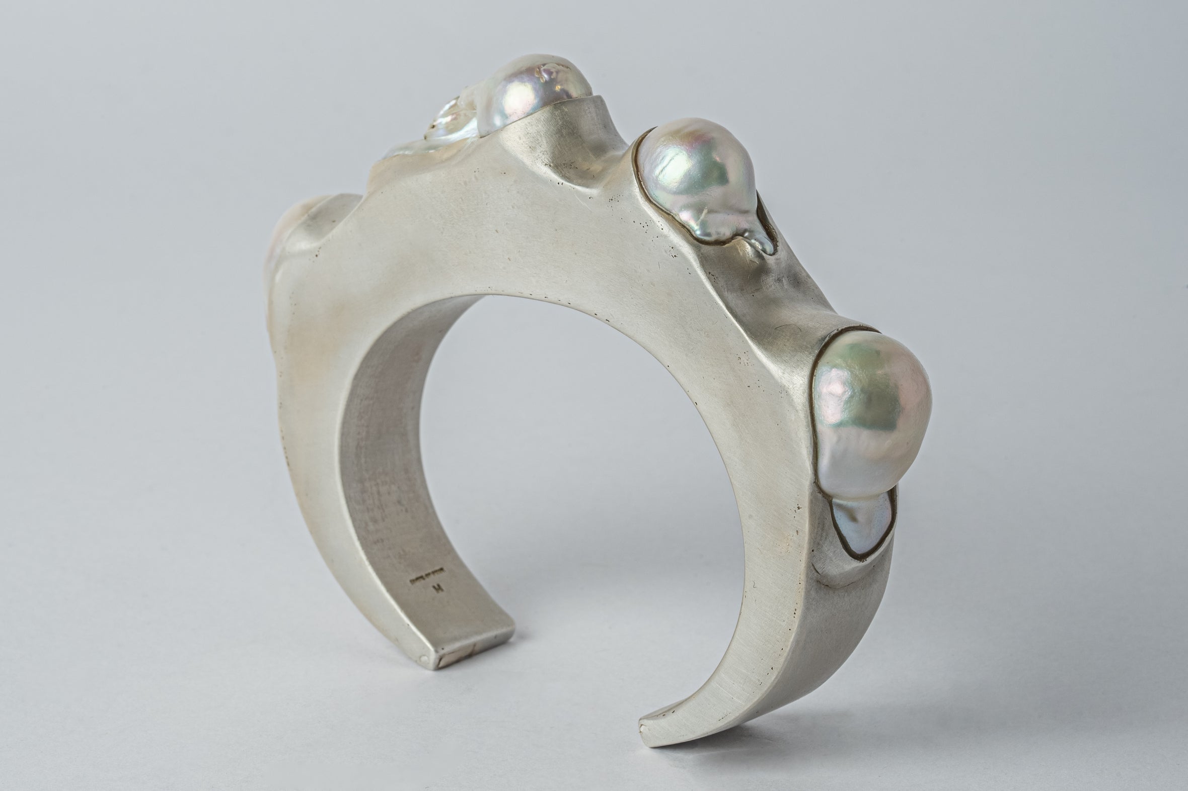 Crescent Bracelet (Terrestrial Surfaced, White Pearl, 15mm, AS+MA+ 